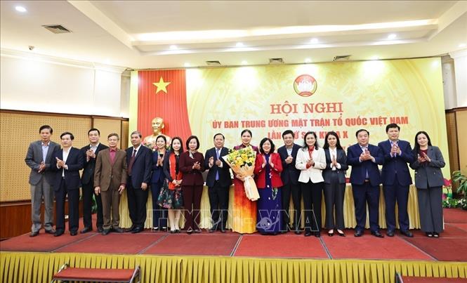 Bà Bùi Thị Minh Hoài - Ủy viên Bộ Chính trị, Bí thư Trung ương Đảng, Bí thư Đảng ủy MTTQ và các đoàn thể Trung ương, Chủ tịch Ủy ban Trung ương MTTQ Việt Nam tặng hoa chúc mừng các đồng chí được hiệp thương cử. Ảnh: Minh Đức – TTXVN