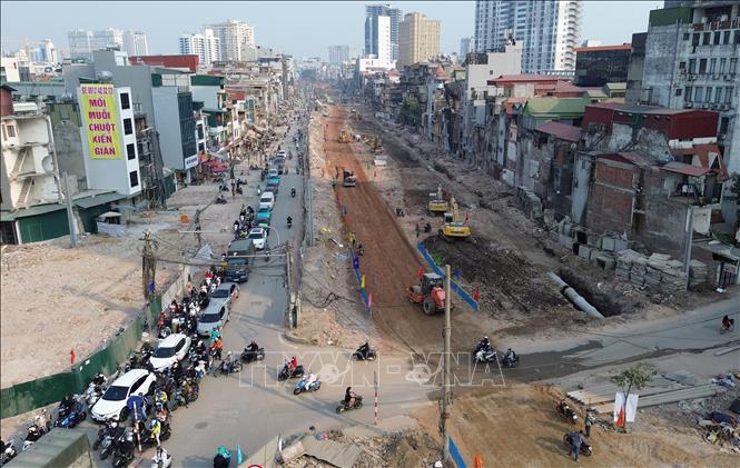 Đơn vị vừa thi công vừa phải đảm bảo giao thông. Ảnh: Quốc Khánh - TTXVN