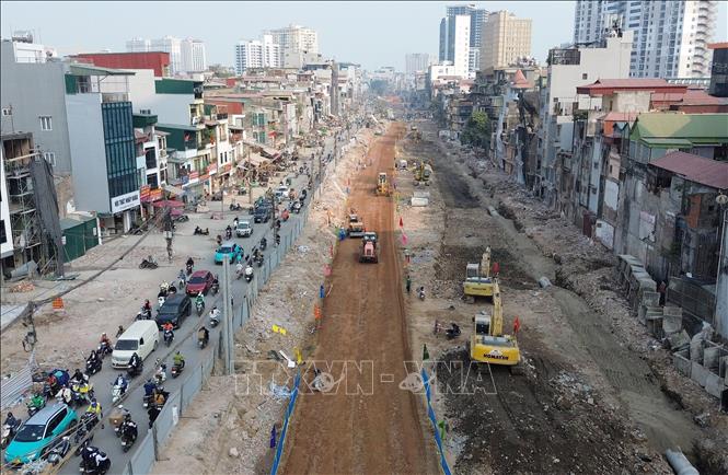 Dự án đường Vành đai 1 Hoàng Cầu – Voi Phục được thành phố Hà Nội triển khai hơn 10 năm nay với tổng mức đầu tư hơn 7.000 tỷ đồng; tuy nhiên dự án nhiều lần bị lỡ hẹn do vướng mắc mặt bằng, nguyên nhân có khoảng 300 hộ dân nằm trong phạm vi dự án chưa chấp thuận việc bàn giao nhà cửa, công trình xây dựng. Ảnh: Quốc Khánh - TTXVN