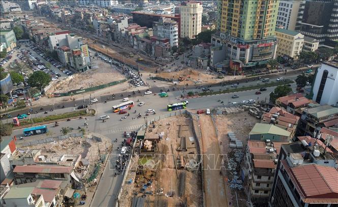 Cầu vượt nút giao Nguyễn Chí Thanh gồm 6 nhịp dầm hộp bản rỗng, khổ cầu 18m, cho 4 làn xe hai chiều, tổng chiều dài 220,7m đang khẩn trương thi công cọc khoan nhồi. Ảnh: Quốc Khánh - TTXVN