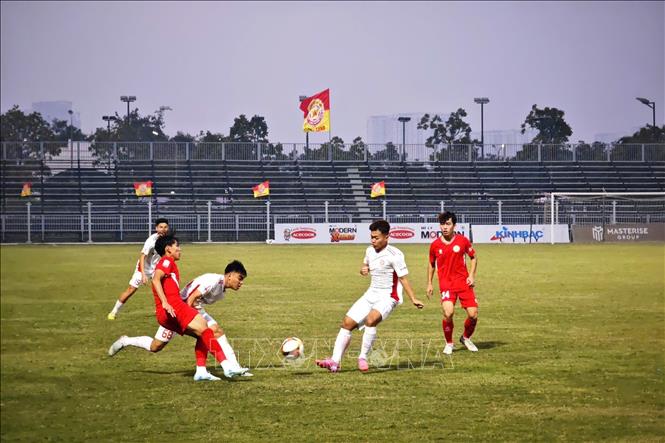 Trận đấu mở màn giữa Câu lạc bộ U19 Thể Công Viettel I (áo trắng) gặp đội U19 PVF-CAND (áo đỏ). Ảnh: Nam Sương - TTXVN