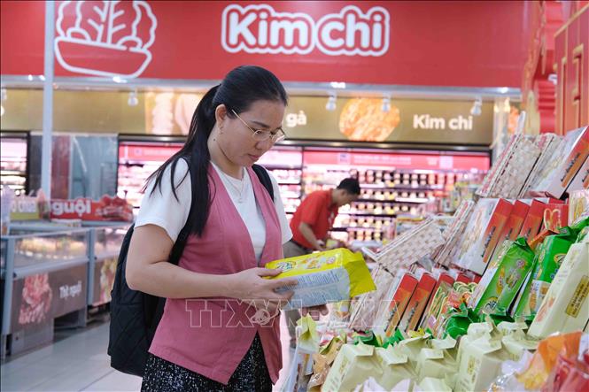 Khách hàng lựa chọn hàng hoá được bày bán ở siêu thị GO! Cần Thơ. Ảnh: Thanh Liêm - TTXVN
