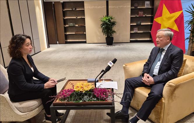 Phó Thủ tướng Thường trực Nguyễn Hòa Bình trả lời phỏng vấn của phóng viên TTXVN tại Singapore. Ảnh: Việt Dũng – PV TTXVN tại Singapore
