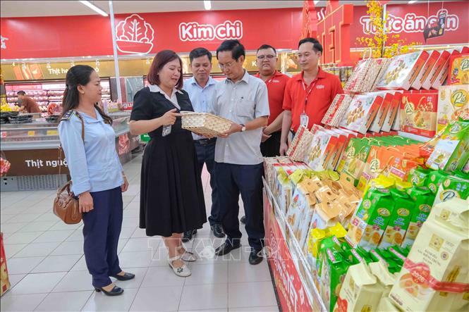 Lãnh đạo Sở Công Thương thành phố Cần Thơ kiểm tra hàng hoá phục vụ Tết Nguyên đán 2026 tại siêu thị GO! Cần Thơ. Ảnh: Thanh Liêm - TTXVN