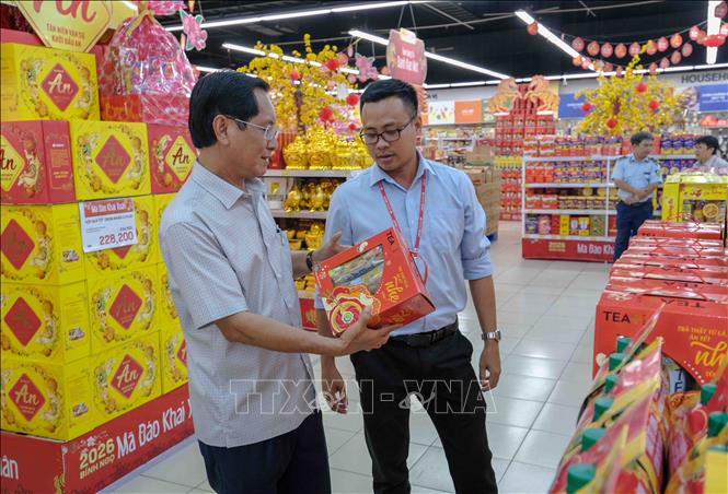 Phó Giám đốc Sở Công Thương thành phố Cần Thơ Huỳnh Thanh Sử kiểm tra hàng hoá phục vụ Tết nguyên đán Bính Ngọ ở siêu thị Lotte Mart Cần Thơ. Ảnh: Thanh Liêm - TTXVN