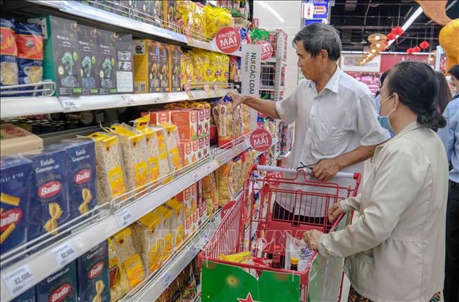 Người dân lựa chọn mua hàng tại siêu thị Lotte Mart Cần Thơ. Ảnh: Thanh Liêm - TTXVN