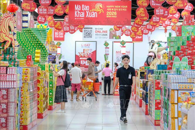 Siêu thị Lotte Mart Cần Thơ bố trí các quầy hàng hóa Tết nguyên đán Bính Ngọ phục vụ người dân mua sắm. Ảnh: Thanh Liêm - TTXVN