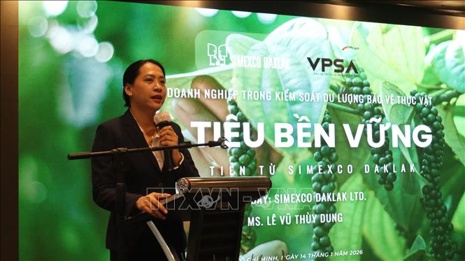 Bà Lê Thị Thùy Dung, Phó Giám đốc Thương mại Công ty Simexco Đắk Lắk trình bày tham luận tại hội nghị. Ảnh: Xuân Anh -TTXVN