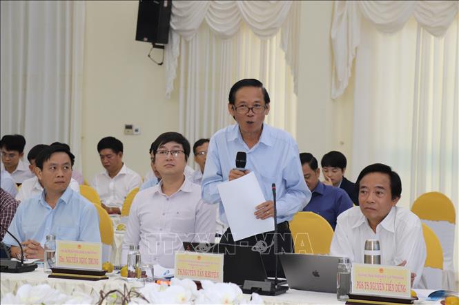 Tiến sĩ Nguyễn Tấn Khuyên, nguyên Viện trưởng Viện Nghiên cứu Kinh tế Phát triển (Đại học Kinh tế TP.HCM), trao đổi tại buổi hội thảo. Ảnh: Thanh Bình -TTXVN