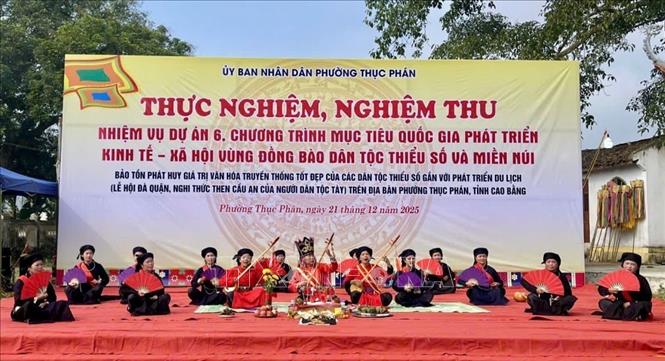 Không chỉ có bước phát triển mạnh về kinh tế, tỉnh Cao Bằng còn chăm lo bảo tồn và phát triển văn hóa truyền thống, tạo sức hút cho du lịch. Ảnh: TTXVN phát