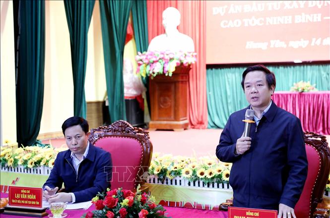 Chủ tịch UBND tỉnh Hưng Yên Phạm Quang Ngọc làm việc với một số đơn vị, địa phương về tiến độ thực hiện dự án tuyến đường cao tốc CT.08. Ảnh: Thế Duyệt – TTXVN 