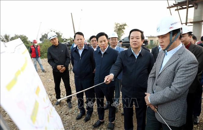 Chủ tịch UBND tỉnh Hưng Yên Phạm Quang Ngọc kiểm tra tiến độ thực hiện dự án tuyến đường cao tốc CT.08 đoạn qua xã Hồng Vũ. Ảnh: Thế Duyệt – TTXVN 