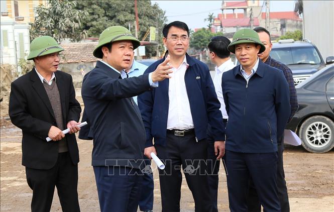 Chủ tịch UBND tỉnh Hưng Yên Phạm Quang Ngọc kiểm tra tiến độ thực hiện dự án tuyến đường Tân Phúc – Võng Phan. Ảnh: Thế Duyệt – TTXVN 