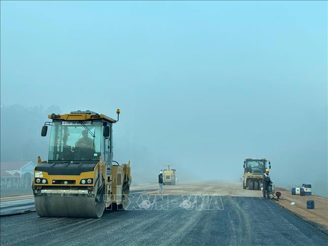 Tuyến cao tốc Đồng Đăng - Trà Lĩnh kết nối Cao Bằng với các trung tâm kinh tế lớn của cả nước đang khẩn trương được hoàn thành. Ảnh: TTXVN phát