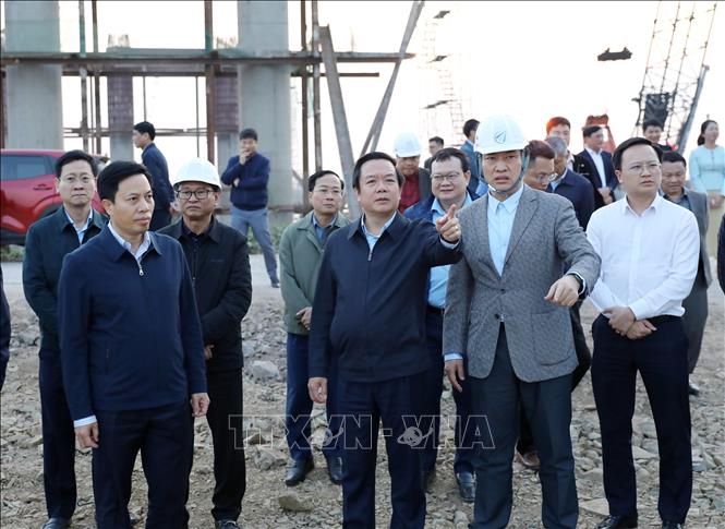 Chủ tịch UBND tỉnh Hưng Yên Phạm Quang Ngọc kiểm tra tiến độ thực hiện dự án tuyến đường cao tốc CT.08, đoạn qua xã Hồng Vũ. Ảnh: Thế Duyệt – TTXVN 