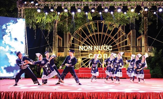 Không chỉ có bước phát triển mạnh về kinh tế, tỉnh Cao Bằng còn chăm lo bảo tồn và phát triển văn hóa truyền thống, tạo sức hút cho du lịch. Ảnh: TTXVN phát