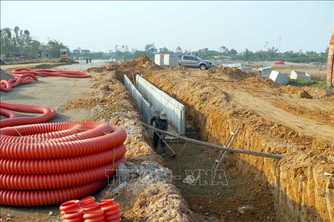 Hạng mục hệ thống thoát nước tại tại dự án Hàm Nghi kéo dài đang được thi công. Ảnh Hữu Quyết - TTXVN