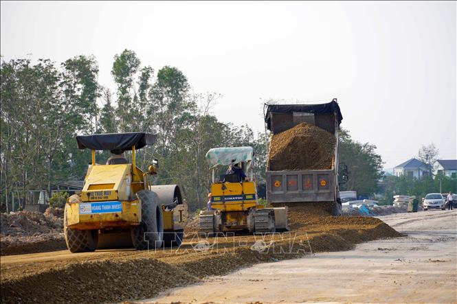 Máy móc thi công hạng mục nền đường tại dự án Hàm Nghi kéo dài. Ảnh Hữu Quyết – TTXVN