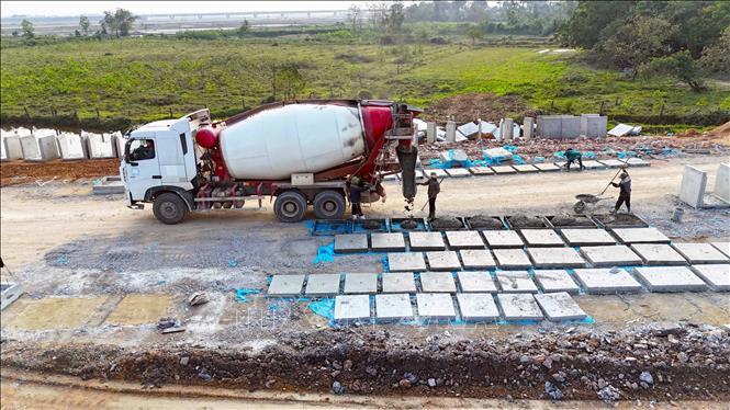 Máy móc thi công hạng mục kết cấu bê tông phục vụ hệ thống thoát nước tại tại dự án Hàm Nghi kéo dài. Ảnh Hữu Quyết - TTXVN