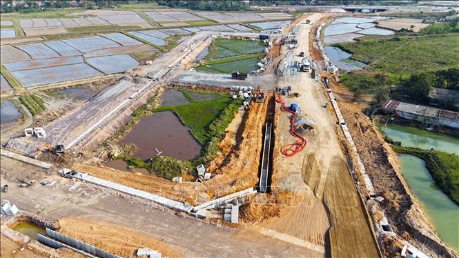 Hiện khối lượng thi công Khu tái định cư dự án đường Hàm Nghi kéo dài (phường Hà Huy Tập) đạt khoảng 80%. Ảnh Hữu Quyết – TTXVN