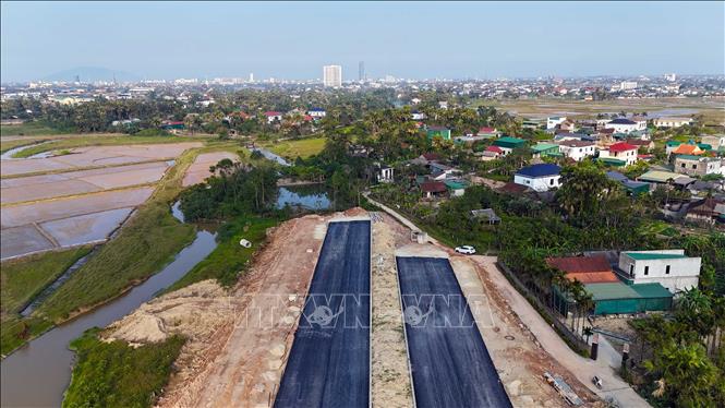 Vị trí vướng khu dân cư chưa giải phóng mặt bằng tại dự án Hàm Nghi kéo dài (phường Hà Huy Tập). Ảnh Hữu Quyết – TTXVN