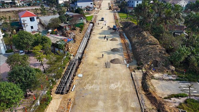 Dự án đường Lê Duẩn kéo dài (phường Thành Sen) đang được đẩy nhanh tiến độ thi công sau thời gian kéo dài do vướng mặt bằng. Ảnh Hữu Quyết – TTXVN
