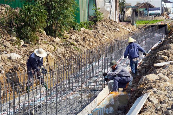 Công nhân thi công hệ thống thoát nước tại dự án đường Lê Duẩn kéo dài (phường Thành Sen). Ảnh Hữu Quyết – TTXVN