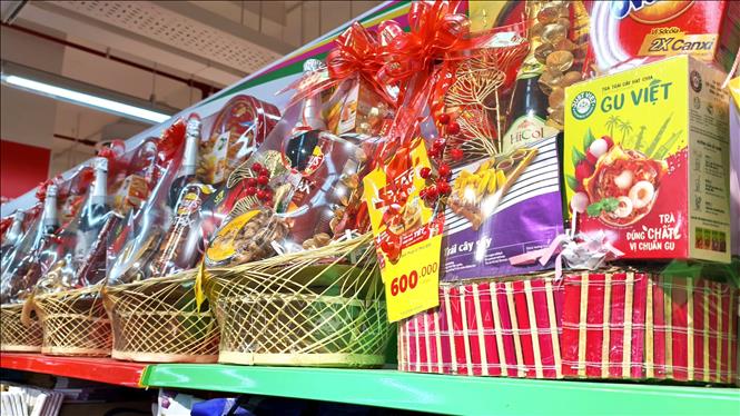 Giỏ quà Tết Nguyên đán Bính Ngọ 2026 được bày bán tại Siêu thị Go! phường Phan Rang (Khánh Hòa). Ảnh: Nguyễn Thành – TTXVN