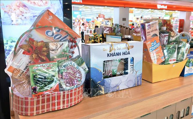 Đa dạng hình thức giỏ quà với các sản phẩm OCOP của tỉnh Khánh Hòa. Ảnh: Nguyễn Thành - TTXVN
