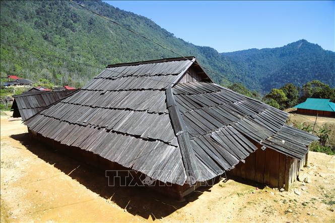 Nhà ở của người Mông có kiểu dáng thiết kế thấp, phần mái lợp bằng gỗ sa-mu, pơ-mu bao trùm toàn bộ khung nhà, trông giống như phần mai rùa. Ảnh: Xuân Tiến - TTXVN 