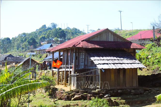 Nhà văn hóa, sinh hoạt cộng đồng bản Huồi Măn (xã Nhôn Mai, tỉnh Nghệ An) nằm giữa trung tâm bản. Đây là công trình duy nhất trong bản có kết cấu, thiết kế kiểu nhà sàn 2 tầng. Ảnh: Xuân Tiến - TTXVN 