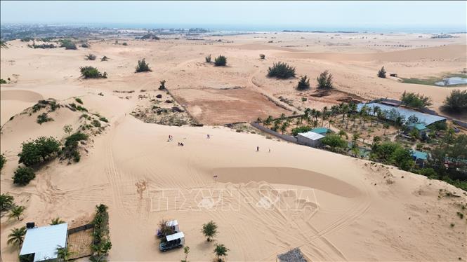 The vast sand dunes along the coast of Phuoc Dinh commune (Khanh Hoa province) provide a suitable space for developing experiential tourism with a 