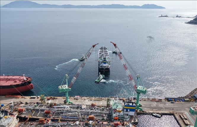 The shipyard for repairing and building various types of ships, invested by HD Hyundai Vietnam Shipbuilding Co., Ltd., is located in the Van Phong Economic Zone (Khanh Hoa province). VNA Photo: Nguyễn Thành