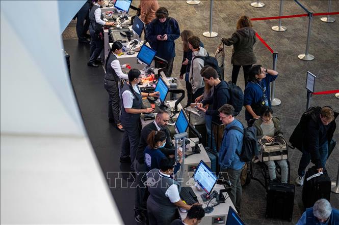 (Tư liệu) Hành khách tại sân bay quốc tế San Francisco, California, Mỹ. Ảnh: THX/TTXVN