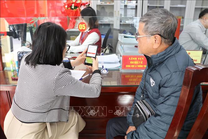 Đẩy mạnh ứng dụng dữ liệu số trong rà soát, quản lý hộ nghèo, hộ cận nghèo làm cơ sở xây dựng các chính sách hỗ trợ đúng đối tượng, đúng nhu cầu tại xã Giao Bình, tỉnh Ninh Bình. Ảnh: Thùy Dung - TTXVN