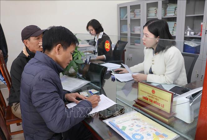 Đẩy mạnh ứng dụng dữ liệu số trong rà soát, quản lý hộ nghèo, hộ cận nghèo làm cơ sở xây dựng các chính sách hỗ trợ đúng đối tượng, đúng nhu cầu tại xã Giao Bình, tỉnh Ninh Bình. Ảnh: Thùy Dung - TTXVN