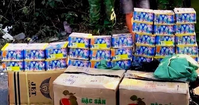 Tang vật 30 hộp pháo hoa nổ tại hiện trường. Ảnh: TTXVN phát