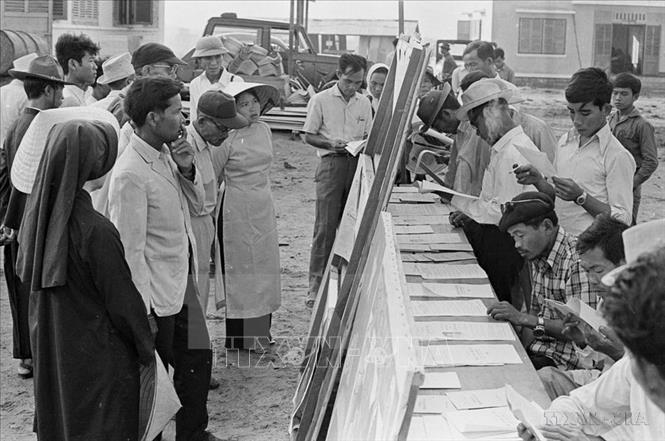 Cử tri huyện Ninh Sơn, tỉnh Thuận Hải (nay thuộc tỉnh Ninh Thuận) đi bỏ phiếu bầu Quốc hội thống nhất năm 1976. Ảnh: TTXVN