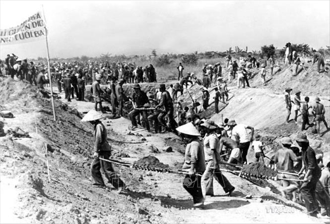 Thanh niên xung phong Thành phố Hồ Chí Minh tham gia xây dựng công trình thủy lợi Trị An, tỉnh Đồng Nai. Ảnh: TTXVN phát