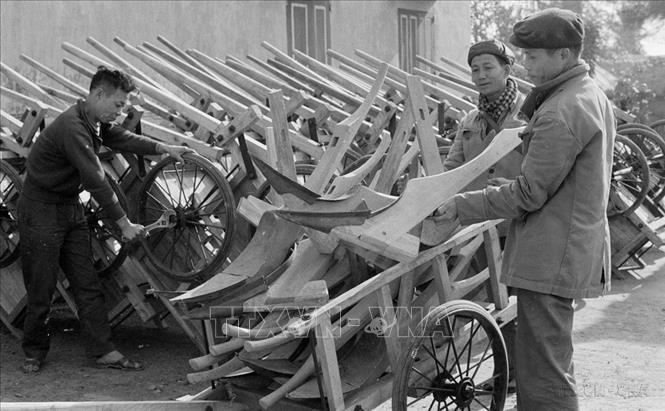 Cửa hàng nông cụ điện máy huyện Hưng Hà, tỉnh Thái Bình chuyển hàng xuống các hợp tác xã nông nghiệp (Quý I/1977). Ảnh: Xuân Cầu - TTXVN