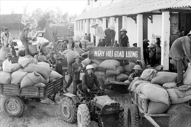 Ngày hội giao lương của huyện Quỳnh Lưu, tỉnh Nghệ Tĩnh (6/1978). Ảnh: Lan Xuân - TTXVN