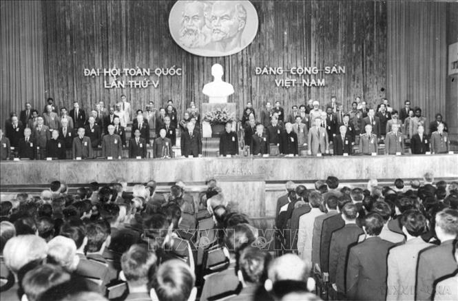Đại hội đại biểu toàn quốc lần thứ V của Đảng diễn ra từ ngày 27 đến 31/3/1982, tại Thủ đô Hà Nội với sự tham dự của 1.033 đại biểu, đại diện cho hơn 1.727.000 đảng viên. Đồng chí Lê Duẩn tiếp tục được bầu làm Tổng Bí thư Ban Chấp hành Trung ương Đảng. Đại hội đã đề ra những đường lối quan trọng nhằm thực hiện mục tiêu: Tất cả vì Tổ quốc XHCN, vì hạnh phúc của nhân dân. Trong ảnh: Khai mạc đại hội lần thứ V Đảng Cộng sản Việt Nam. Ảnh: Xuân Lâm - TTXVN