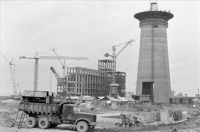 Tại Đại hội V, Đảng đã có nhiều chủ trương mới cả trong chiến lược phát triển kinh tế và cải tạo quan hệ sản xuất, xác định cụ thể nội dung và hình thức công nghiệp hóa trong chặng đường đầu tiên. Đó là “tập trung phát triển mạnh mẽ nông nghiệp, coi nông nghiệp là mặt trận hàng đầu, đưa nông nghiệp một bước lên xã hội chủ nghĩa…”. Trong ảnh: Tại công trường nhà máy nhiệt điện Phả Lại, xí nghiệp 904 đảm nhận công trình xây dựng ống khói nhà máy có đường kính đáy 26m (1982). Ảnh: Cao Phong – TTXVN
