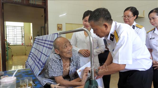 Đại tá Bùi Quang Tú, Hải đoàn trưởng Hải đoàn 129 Hải quân thăm hỏi thương bệnh binh tại Trung tâm Điều dưỡng thương binh và người có công Long Đất (Tp. Hồ Chí Minh). Ảnh: TTXVN phát 