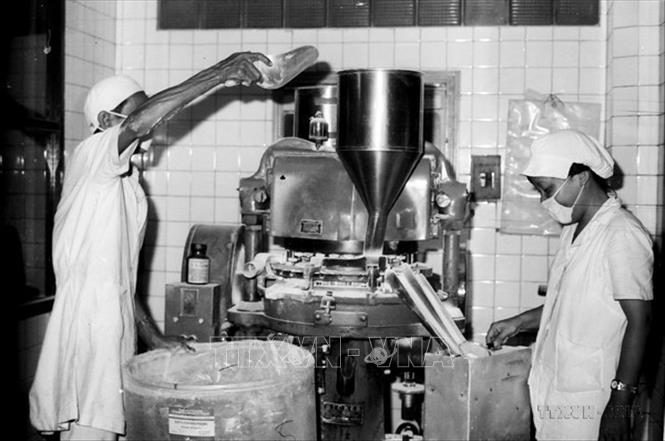 Xí nghiệp Dược phẩm 2/9 - mô hình áp dụng chế độ lương khoán sản phẩm, tự tìm tòi tháo gỡ những khó khăn về vật tư, nguyên liệu, tiêu thụ sản phẩm và làm ăn có lãi. Ảnh: Tư liệu TTXVN