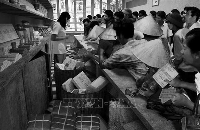 Cửa hàng mậu dich quốc doanh những năm đầu 1980. Ảnh: Tư liệu TTXVN