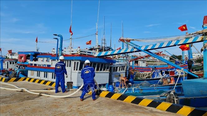 Cung cấp nước ngọt cho tàu cá của ngư dân tại các âu tàu của Hải đoàn 129 Hải quân. Ảnh: TTXVN phát 