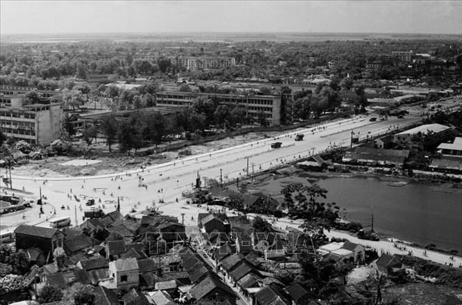 Một đoạn đường Giải Phóng (Hà Nội) vừa hoàn thành năm 1985. Ảnh: Cao Phong - TTXVN