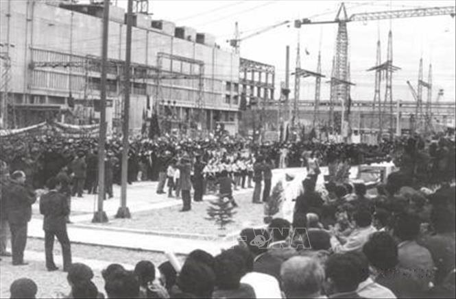 Lễ cắt băng khánh thành Nhà máy Nhiệt điện Phả Lại (1983). Ảnh: TTXVN