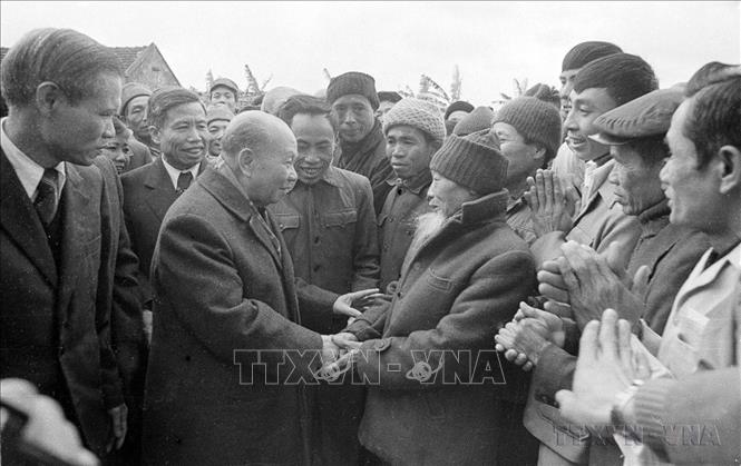 Đồng chí Trường Chinh thăm hỏi các cụ già xã Sài Sơn, huyện Quốc Oai, tỉnh Hà Sơn Bình, ngày 3/2/1984 (nay thuộc huyện Quốc Oai, TP. Hà Nội). Ảnh: Kim Hùng - TTXVN